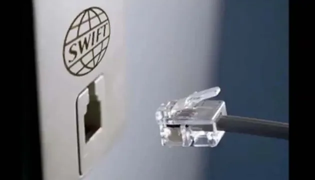 Відключення від SWIFT: скільки заплатять росіяни за вторгнення в Україну