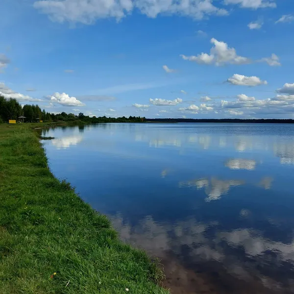 Відпочивати можна і на західному березі. Там зазвичай зупиняються ті, хто хоче провести пікнік біля водойми, адже там переважно по всій береговій лінії ростуть дерева, що формують прохолодний затінок