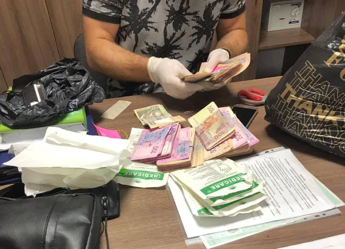 Сертифікація авто за 3 тисячі гривень: на Волині зловили хабарника
