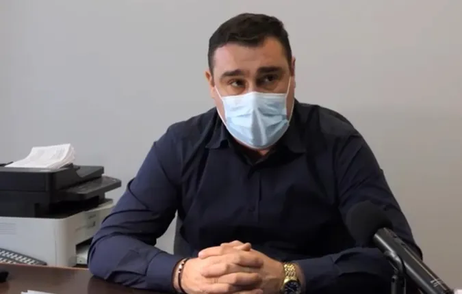 «Боюсь, ми тих масок не знімемо ніколи», – луцький лікар про пандемію (відео)