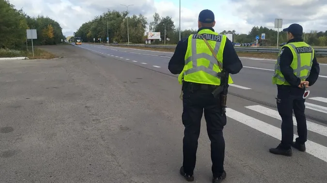На Волині перевірили, чи вмикають водії за містом ближні фари: скільки порушників (відео)
