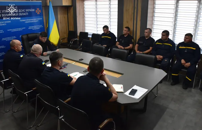 Волинські рятувальники разом з технікою поїхали на Донеччину (фото)