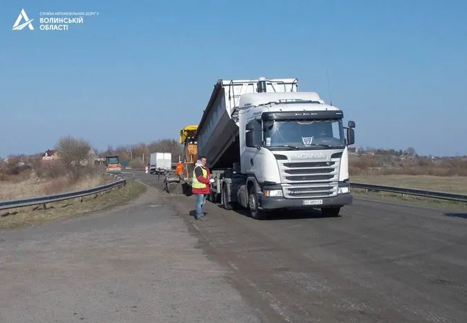На об'їзній трасі неподалік Луцька кладуть новий асфальт (фото)