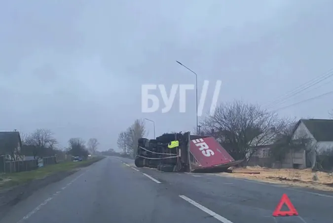 Між Володимиром і Луцьком перекинулася фура із зерном