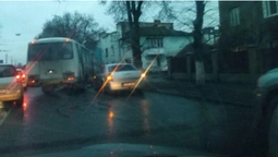 Аварія у Луцьку: не розминулися автобус і три іномарки (фото)