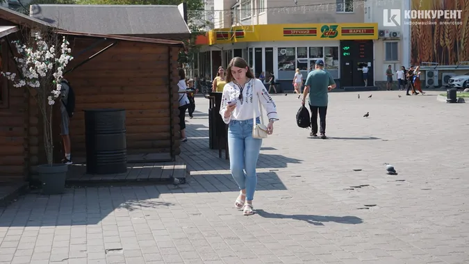 У День прапора лучани вбрались у сорочки, а будинки прикрасили стягами (фото)