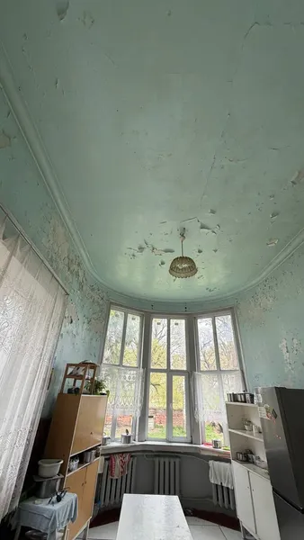 Пліснява, тріщини і зламаний котел: на Волині жахнулися станом прихистку для ВПО (фото)