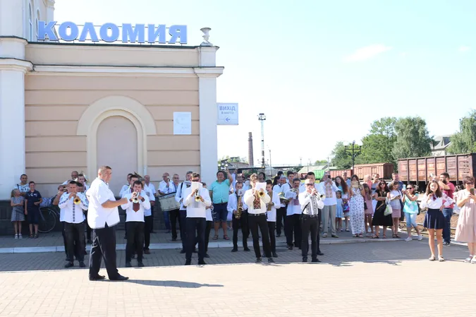 Потяг «Ківерці-Коломия» зустріли театралізованим дійством (фото)