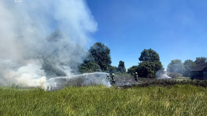 Під Луцьком через необережність із вогнем ледь не згоріла господарська будівля (фото)
