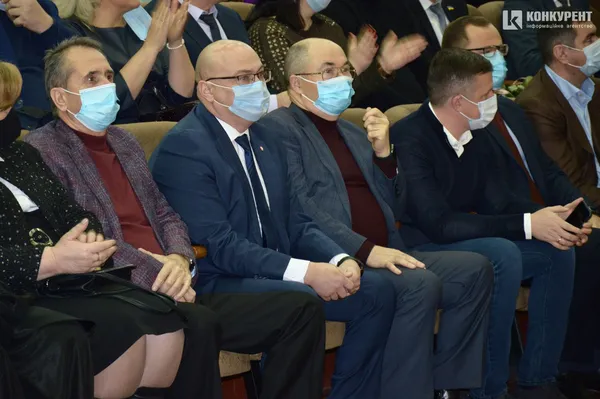 Море квітів та подяка Савчуку: як Ірина Вахович очолила Луцький НТУ (фоторепортаж)