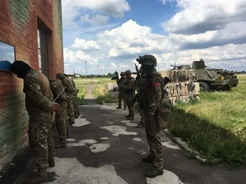 Заручники на луцькому аеродромі: відбулися антитерористичні навчання (відео, фото)