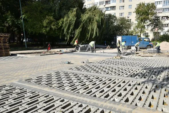 Екопарковка, плитка, бордюри: що зробили біля луцького РАЦСу (фото)