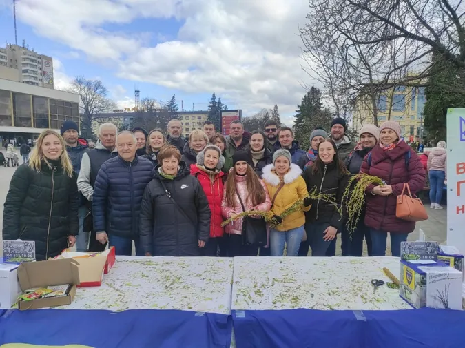 Луцькі волонтери продавали вербові букетики та зібрали 55 тисяч для військових (фото, відео)