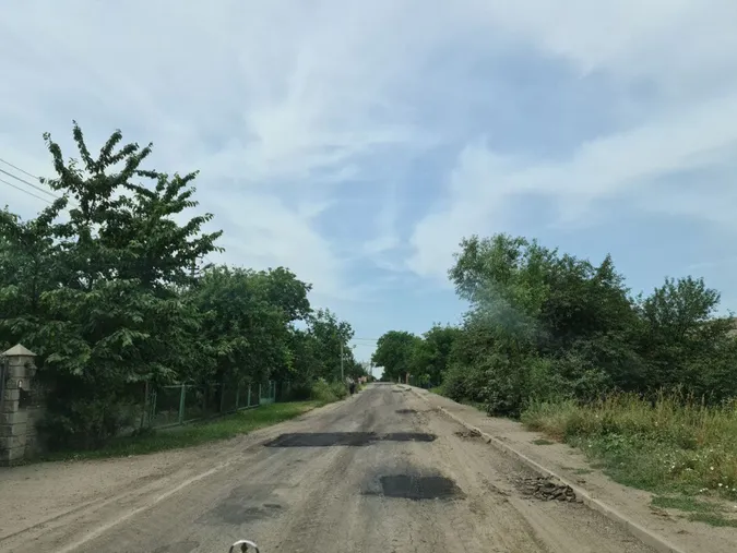 Наче нова: показали, як дрібний ремонт змінив дорогу у селі під Луцьком (фото)