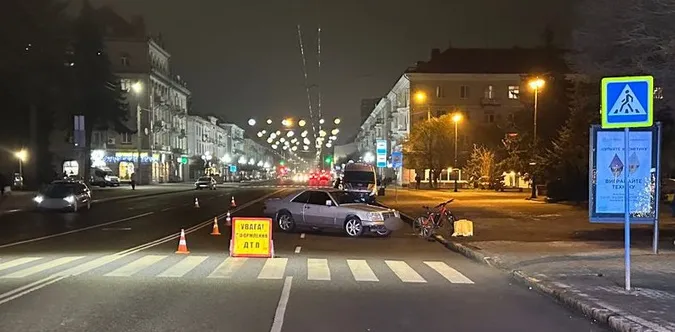 У центрі Луцька пенсіонер на «мерсі» збив кур'єра Glovo (фото)