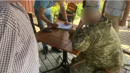 Обіцяв «відмазати» від армії: волинські правоохоронці затримали офіцера-хабарника (фото)