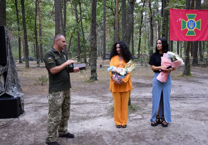 Відомі співачки «перезавантажили» волинських прикордонників (фото)