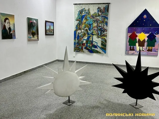 Майже сорок волинських художників презентували свої роботи у Луцьку (фото)