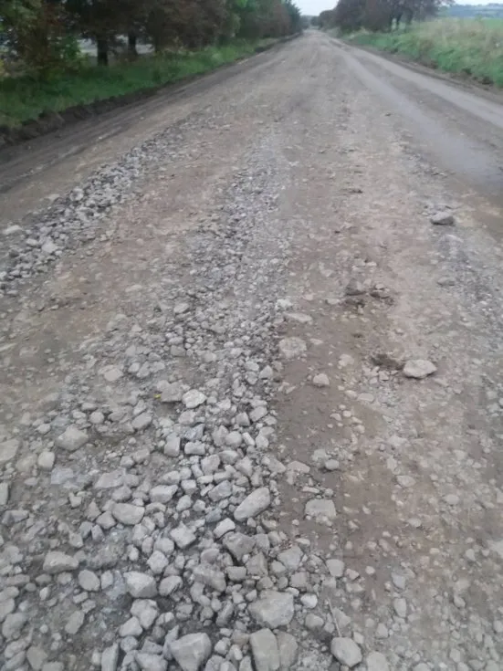 Обминав навіть шкільний автобус: на Волині почали ремонт вщент розбитої дороги