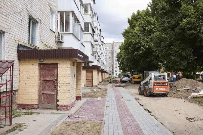 У Луцьку триває ремонт прибудинкових територій: роботи планують завершити до середини серпня (фото)