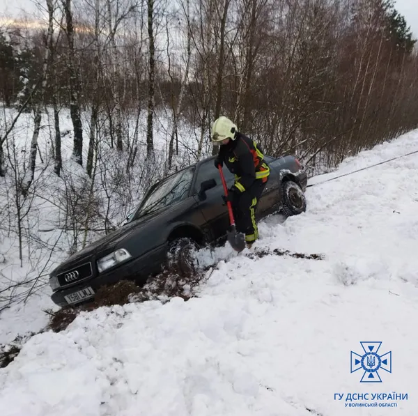 Тягач, «швидка», автобус: рятувальники допомогли водіям, які «застрягли» на дорозі (фото)