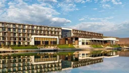 20 000 за новорічний столик: Emily Resort після скандального весілля знову пробив дно (фото)