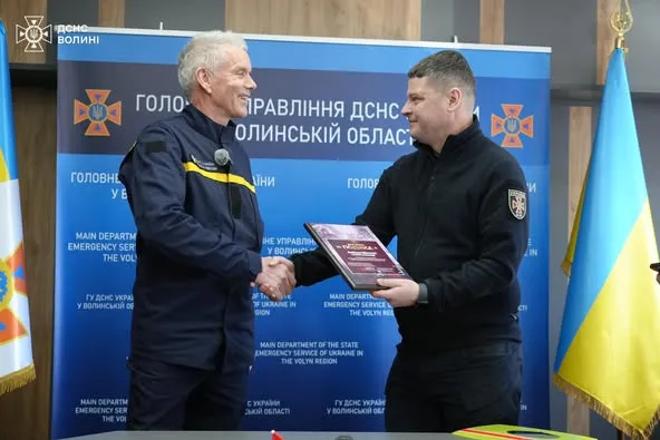 Швейцарський волонтер привіз волинським рятувальникам спецтехніку та спорядження (фото)