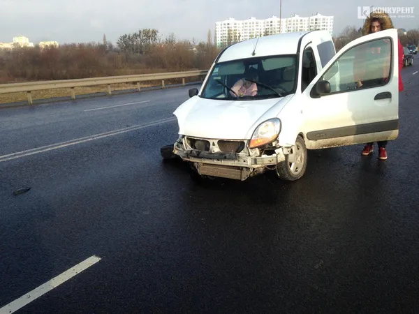 Відірване колесо і зім'ятий капот: біля Луцька не розминулися два авто (фото)