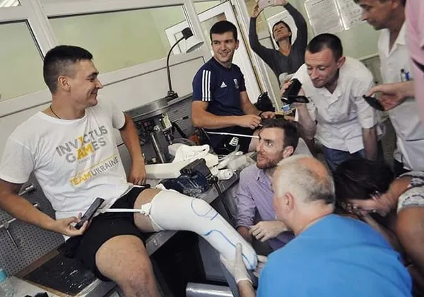 Підпис фото зі сторінки Юрія: Стільки уваги моя нога не отримувала ще ніколи) 
