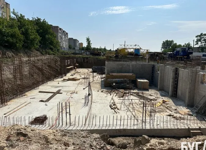 Зводять два будинки під ключ: як у Нововолинську будують житло для переселенців (фото)