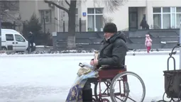 Іконка у руках та ковдрою накриті ноги: для чого жебракує псевдоінвалід у центрі Луцька (відео)