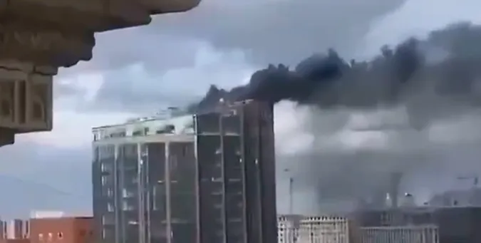 У столиці рашистів горить бізнес-центр (відео)