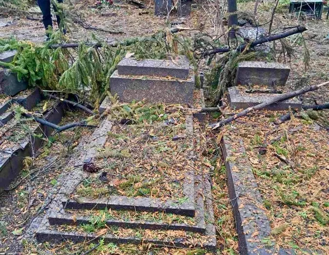 У Рівному ворожий дрон пошкодив понад 10 могил на кладовищі (фото)