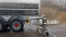 Хімічна небезпека: на Волині стався витік азотної кислоти з автоцистерни (фото)