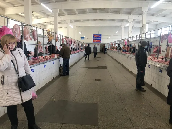 Чому сало дорожче за м'ясо: репортаж із Центрального ринку Луцька (фото)