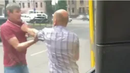 У центрі Луцька – бійка:  відкопали водія маршрутки (відео)