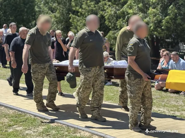 У Нововолинську попрощалися з бійцем Олегом Мартинюком (фото)