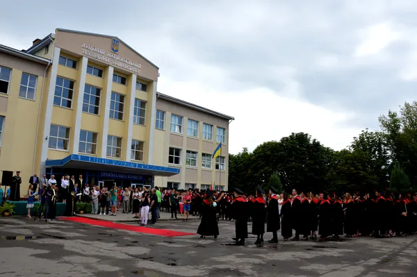 Випускникам-бакалаврам ЛНТУ почесно вручили дипломи (фото)