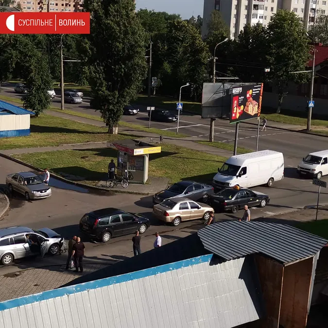 На перехресті Кравчука-Гордіюк – аварія: зіткнулися чотири автівки (фото)