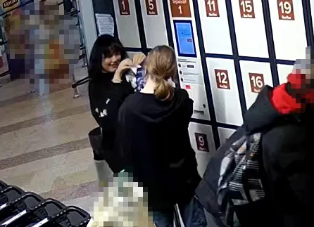 У Луцьку розшукують зловмисниць, які «обчистили» камеру схову в гіпермаркеті (фото)