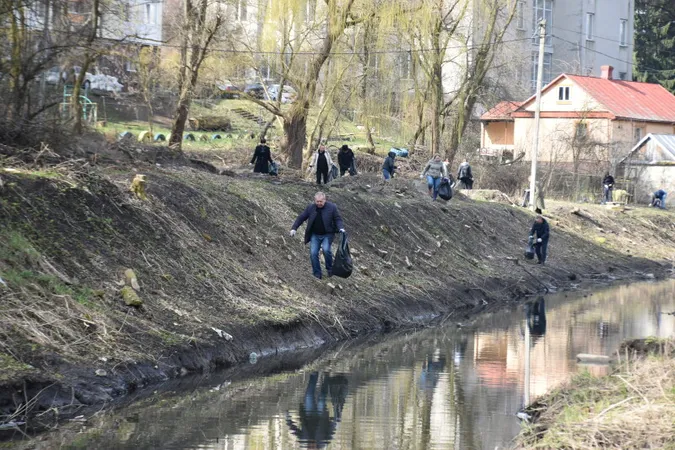 У Луцьку почистили берег Сапалаївки та висадили там клени (фото)