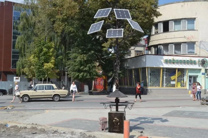 «Сонячні дерева» для зарядки ґаджетів з'явилися у Луцьку (фото)