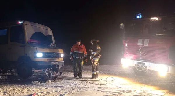 У Княгининку водій вантажівки не міг розвернутися: тягнули рятувальники (фото)