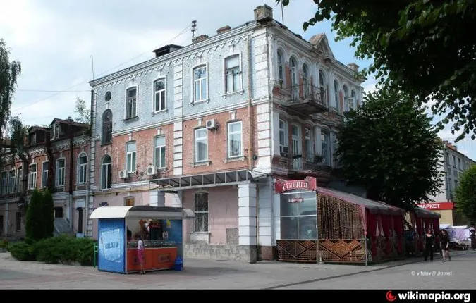 У Луцьку руйнується старий будинок (відео)