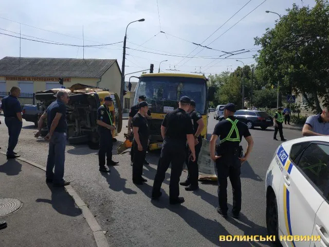ДТП у Луцьку: маршрутка і таксі – пошкоджені, авто «газовиків» – перекинуте (фото, оновлено)