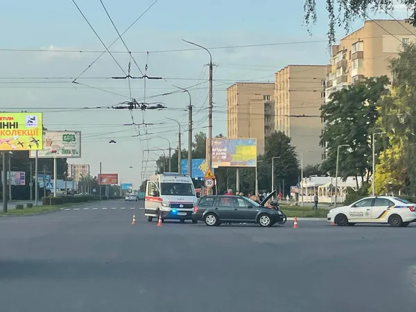 У Луцьку мотоцикл зіткнувся з легковиком (фото, відео)