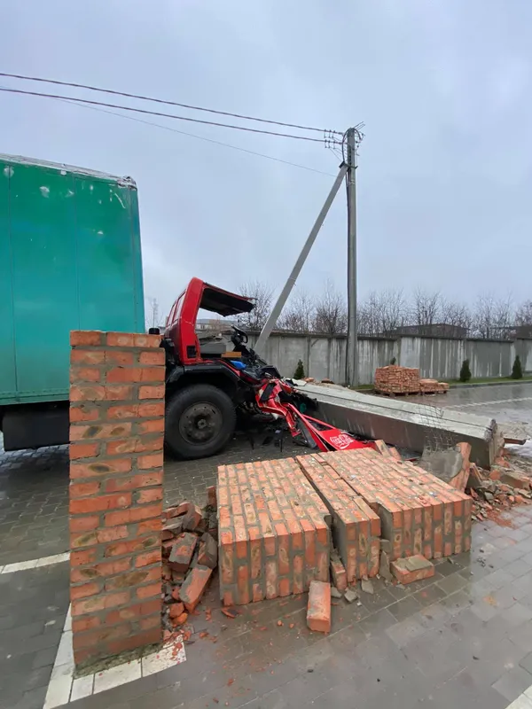 У Луцьку вантажівка влетіла в бетонну арку: кабіна розбилася вщент (фото)