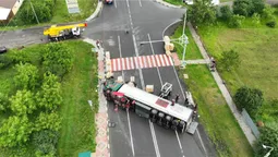 Біля Луцька підняли вантажівку, яка перекинулася, і помили дорогу (відео)