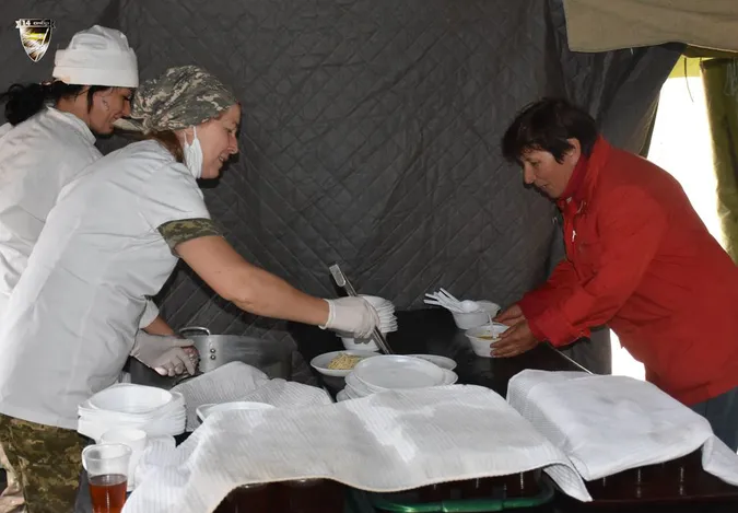 Волинська бригада облаштувала їдальню для постраждалих від пожеж на Луганщині (фото)