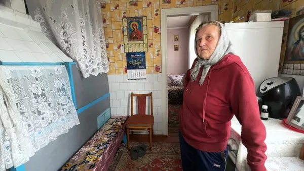 Будинок із дров та глини: волинянин сам звів екооселю, де живе уже три десятиліття (фото)